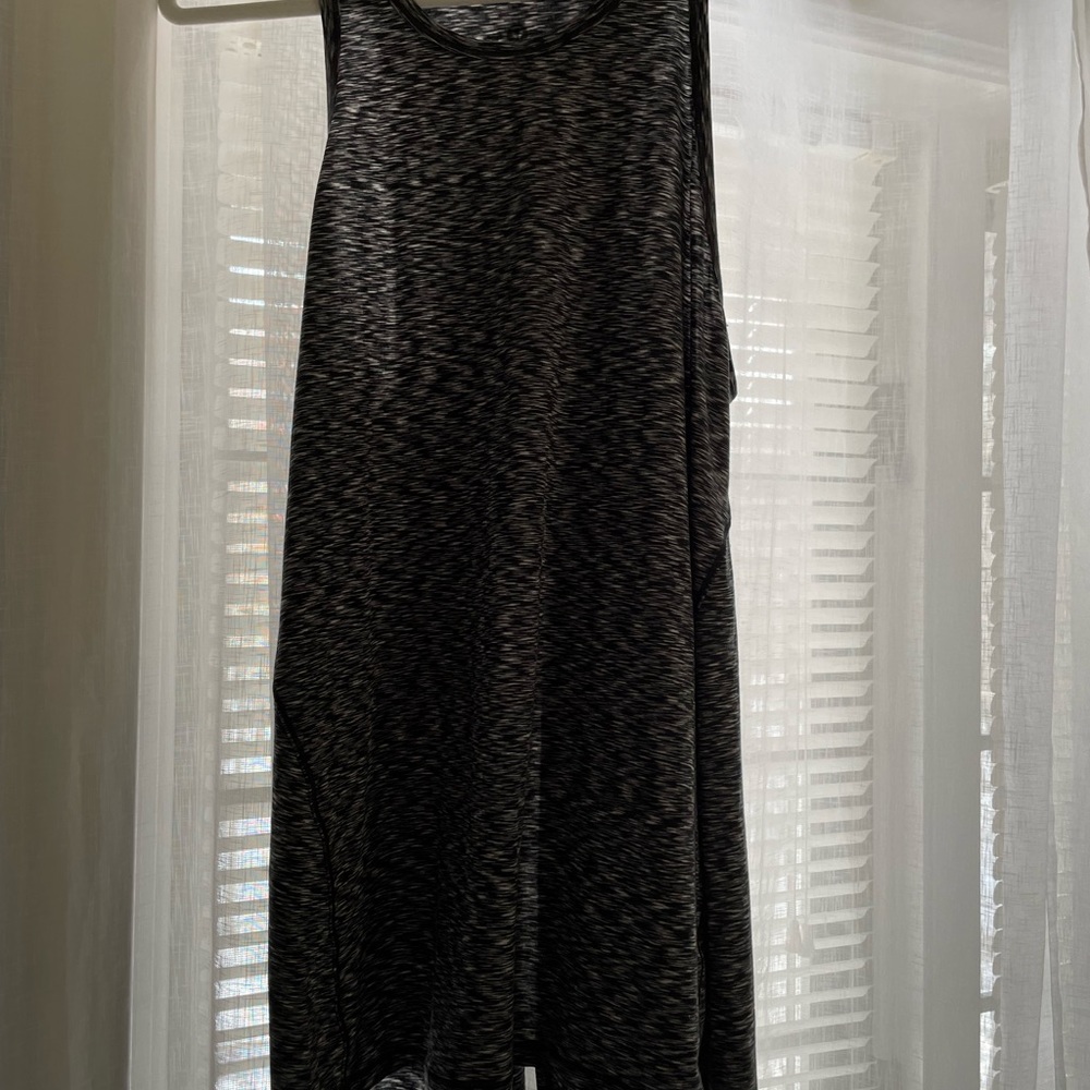 Lululemon workout tank. Can tie in the back or leave it hanging. Size 6